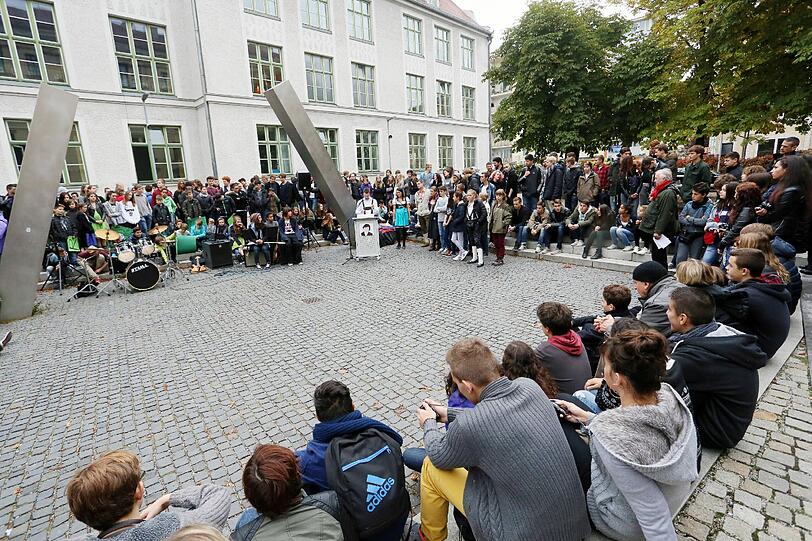 Gäste und Gastgeber hatten sich zur Begrüßung im Pausenhof der Schule versammelt