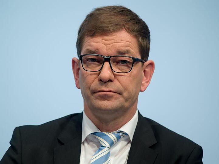 Markus Duesmann sitzt vor blauem Hintergrund. Foto: Peter Kneffel/dpa/Archivbild