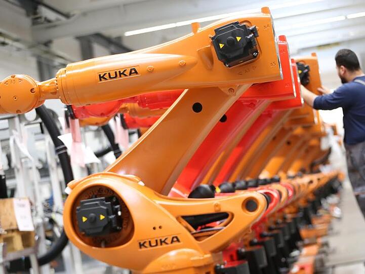 Kuka-Roboter werden in einer Produktionshalle der Kuka-Zentrale montiert. Foto: Karl-Josef Hildenbrand/Archiv