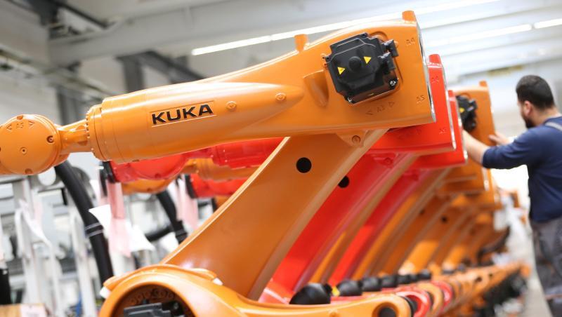 Kuka-Roboter werden in einer Produktionshalle der Kuka-Zentrale montiert. Foto: Karl-Josef Hildenbrand/Archiv Kuka-Roboter werden in einer Produktionshalle der Kuka-Zentrale montiert. Foto: Karl-Josef Hildenbrand/Archiv