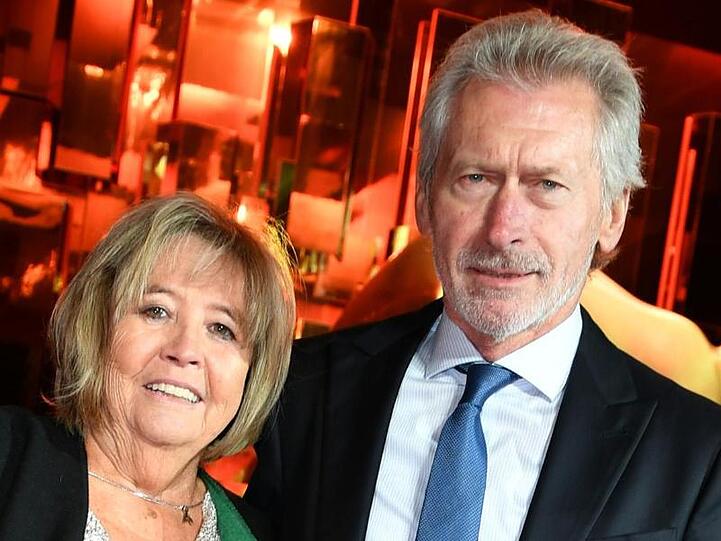 Paul Breitner und seine Frau Hildegard Breitner kommen zu einer Preisverleihung. Foto: Jens Kalaene/dpa/Archivbild