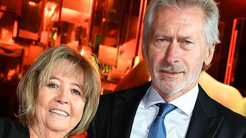 Paul Breitner und seine Frau Hildegard Breitner kommen zu einer Preisverleihung. Foto: Jens Kalaene/dpa/Archivbild