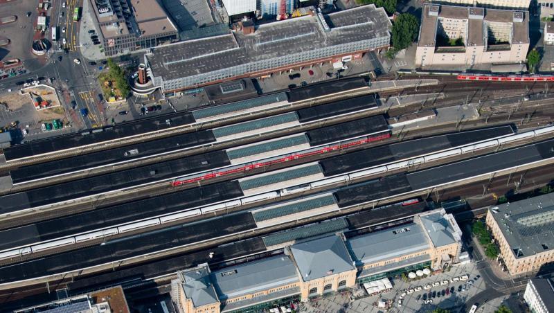 Wegen einer zu geringen Spannung an den Oberleitungen am Hauptbahnhof in Hannover müssen sich Reisende auf Verzögerungen im Nah- und Fernverkehr einstellen. Wegen einer zu geringen Spannung an den Oberleitungen am Hauptbahnhof in Hannover müssen sich Reisende auf Verzögerungen im Nah- und Fernverkehr einstellen.