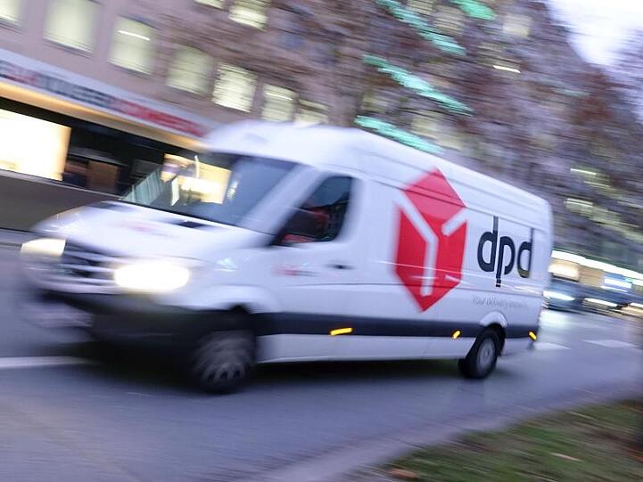 Ein Lieferwagen des Paketdienstes "dpd" fährt eine Straße entlang. Foto: Katharina Redanz/dpa/Symbolbild