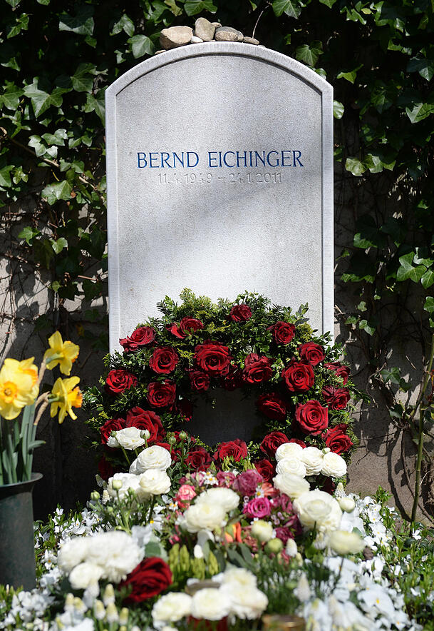 Schlicht: Das Grab von Bernd Eichinger. Schlicht: Das Grab von Bernd Eichinger.
