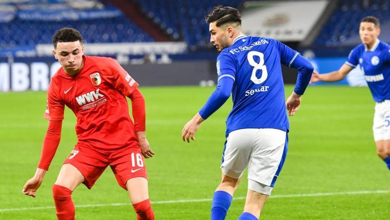 Augsburgs Mittelfeldspieler Ruben Vargas (l) und Schalkes Mittelfeldspieler Suat Serdar.