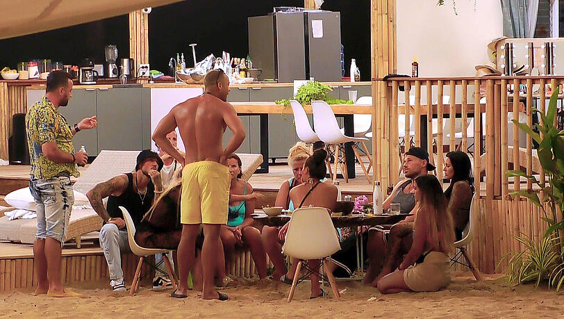 Andrej (gelbe Hose) will sein angekratzes "Sommerhaus"-Image aufpolieren..