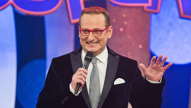 Kabarettist Volker Heißmann moderiert eine Show.