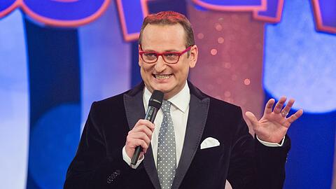 Kabarettist Volker Heißmann moderiert eine Show.
