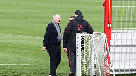 Uli Hoeneß (l.) und Cheftrainer Thomas Tuchel im Gespräch auf dem Trainingsplatz.