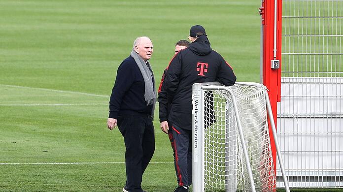 Uli Hoeneß (l.) und Cheftrainer Thomas Tuchel im Gespräch auf dem Trainingsplatz.