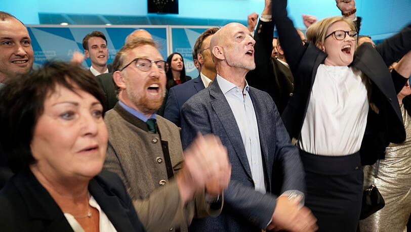 Katrin Ebner-Steiner (r) und weitere AfD-Politiker feiern bei der Wahlparty der AfD.