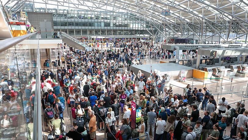Betroffene Reisende tummeln sich am Flughafen Hamburg