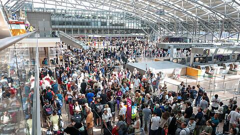 Betroffene Reisende tummeln sich am Flughafen Hamburg