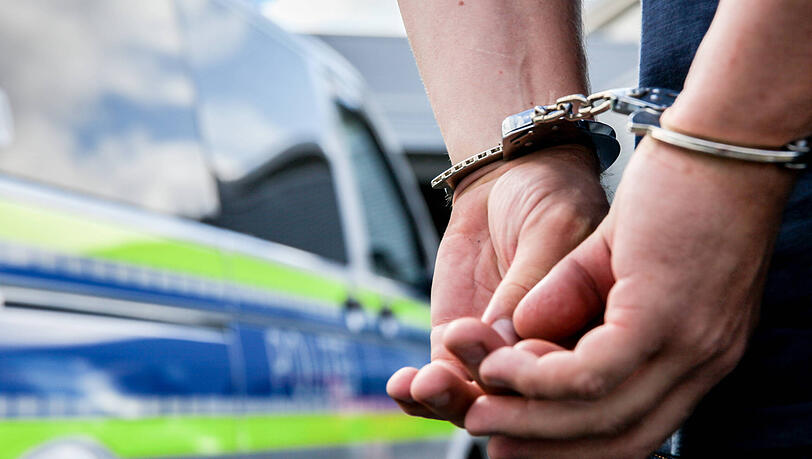 Polizisten haben in der Münchner U-Bahn einen Mann festgenommen, der zwei Frauen anpöbelte und auch auf zwei Zeugen losging, die geholfen haben. (Symbolbild)
