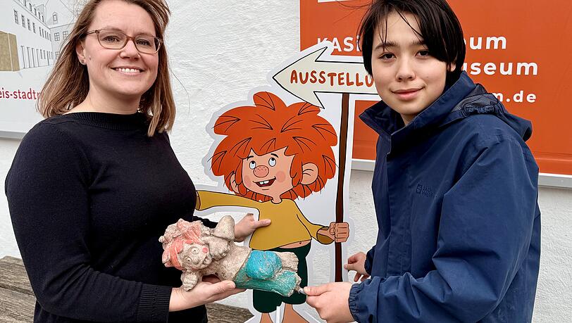 Stie&szlig; bei ihrer Recherche auf die verschwundene Pumuckl-Figur und brachte sie im Landshut-Museum vorbei: LZ-Praktikantin Yvonne Laczay (rechts) mit Verena Linseis-Meier von den Museen der Stadt Landshut.