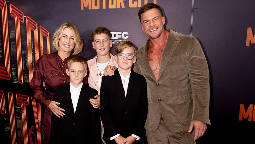Catherine und Alan Ritchson mit ihren Söhnen. Catherine und Alan Ritchson mit ihren Söhnen.