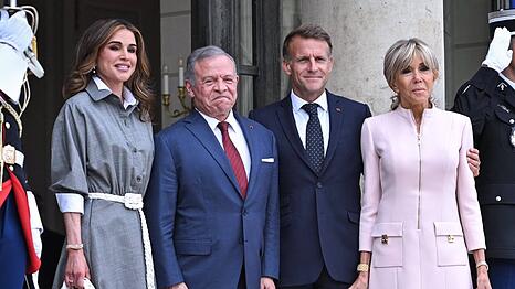 K&ouml;nigin Rania und K&ouml;nig Abdullah II. von Jordanien (l.) an der Seite von Emmanuel und Brigitte Macron.