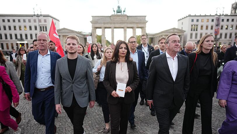 Die SPD-Bundestagsfraktion versammelte sich zum Protestmarsch in Berlin.