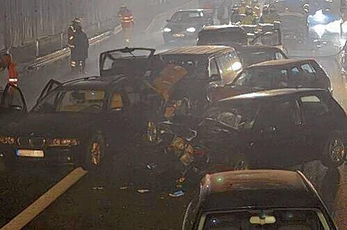 Die Einsatzkräfte hatten einiges zu tun: Acht Autos fuhren auf der A99 ineinander