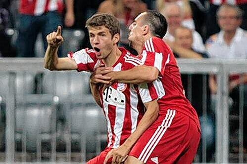 Thomas Müller (l.) und Franck Ribéry wollen mindestens bis 2015 gemeinsam bei Bayern spielen.