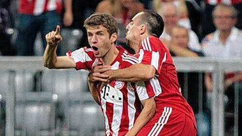 Thomas Müller (l.) und Franck Ribéry wollen mindestens bis 2015 gemeinsam bei Bayern spielen. Thomas Müller (l.) und Franck Ribéry wollen mindestens bis 2015 gemeinsam bei Bayern spielen.