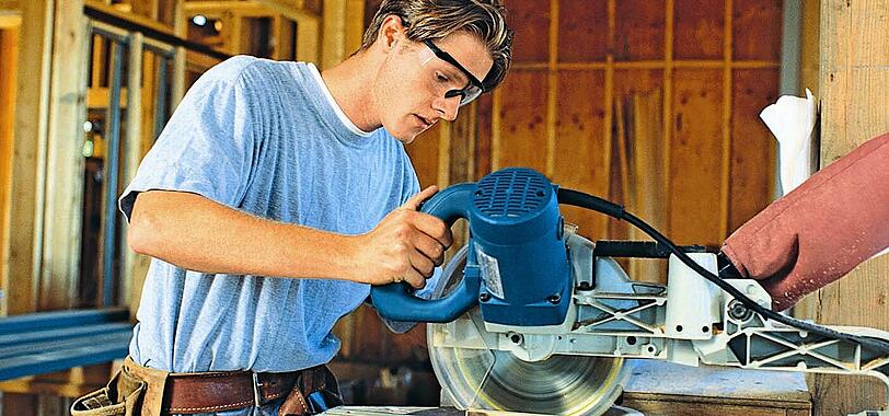 Je nach Zeit und handwerklichem Können kann man Arbeiten am Haus selbst übernehmen.