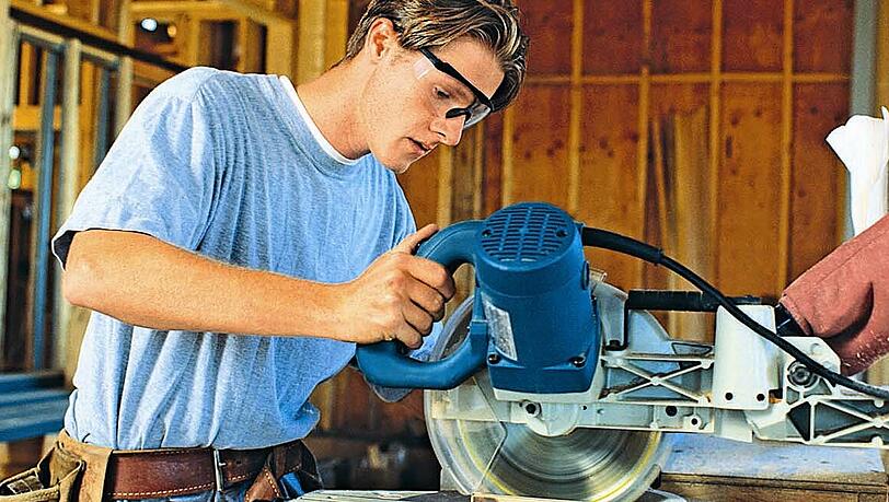 Je nach Zeit und handwerklichem Können kann man Arbeiten am Haus selbst übernehmen. Je nach Zeit und handwerklichem Können kann man Arbeiten am Haus selbst übernehmen.