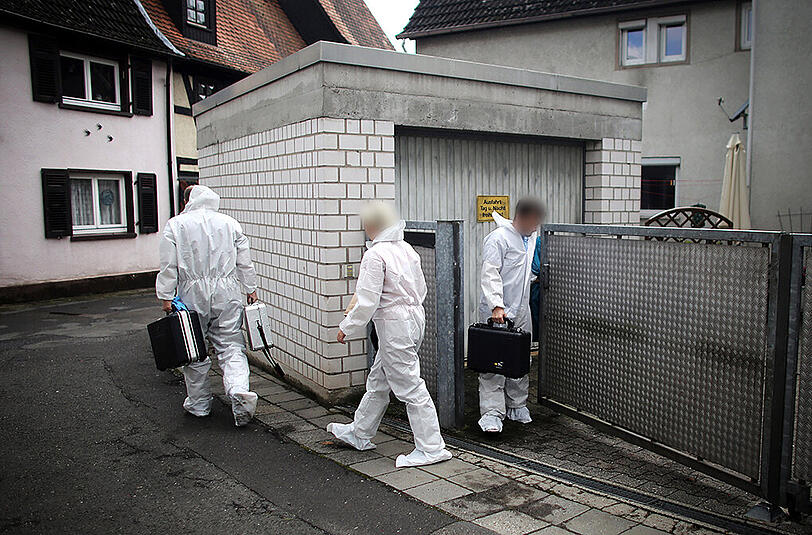 Beamte des Hessischen Landeskriminalamtes verlassen am 11.09.2014 in Schwalbach am Taunus (Hessen) einen Fundort, an dem Leichenteile entdeckt worden sind.