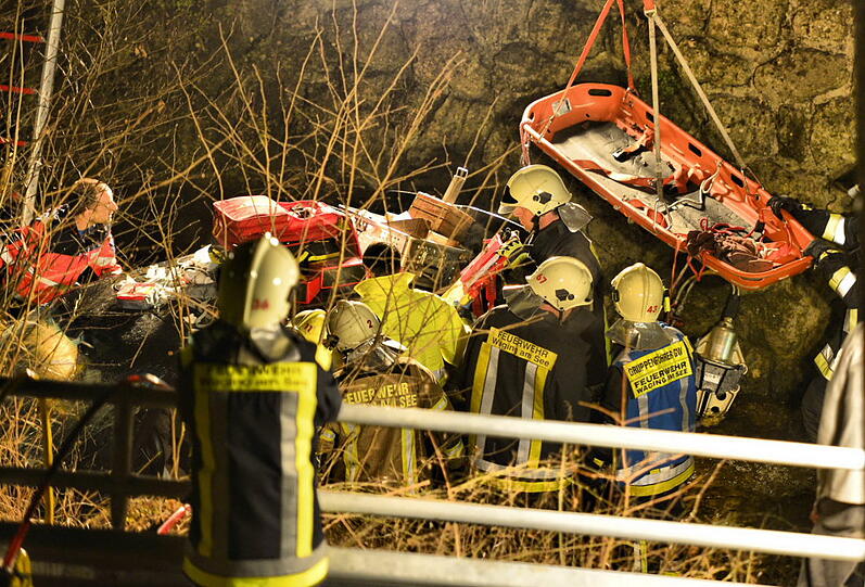 Schrecklicher Unfall bei Waging am See: Ein Auto fällt von einer Brücke. Die beiden Insassen werden schwer verletzt. Die Bilder von der Bergung...