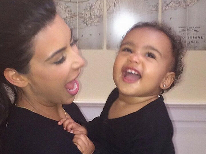 Gerade erst hat Kim Kardashian (34) verraten, dass sie wieder schwanger ist. Wie gut sie in der Mutterrolle aufgeht, beweisen die süßen Schnappschüsse zusammen mit ihrer knapp zweijährigen Tochter North West.