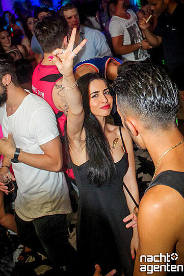 Die besten Partybilder vom Samstag. Hier aus dem Crown's Club.
