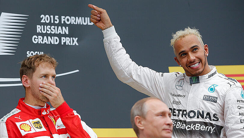 Sebastian Vettel hat drei Rennen vor Ende der WM-Saison 66 Punkte Rückstand auf Lewis Hamilton (rechts). Vorne bei der Siegerehrung in Sotschi: Russlands Präsident Wladimir Putin. Sebastian Vettel hat drei Rennen vor Ende der WM-Saison 66 Punkte Rückstand auf Lewis Hamilton (rechts). Vorne bei der Siegerehrung in Sotschi: Russlands Präsident Wladimir Putin.