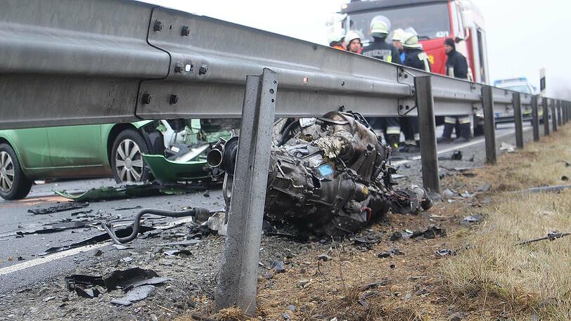 Am Donnerstagmorgen stießen zwei Autos auf einer Bundesstraße frontal zusammen. Beide Fahrer starben noch am Unfallort. Die Bilder des Unfalls.