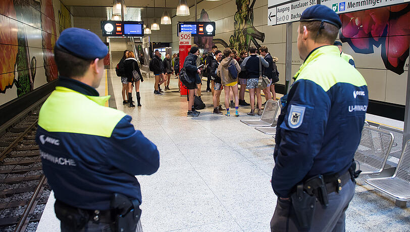 U-Bahn-Wachen sind in den Zügen und Haltestellen der Stadt unterwegs – mit Schusswaffen. U-Bahn-Wachen sind in den Zügen und Haltestellen der Stadt unterwegs – mit Schusswaffen.