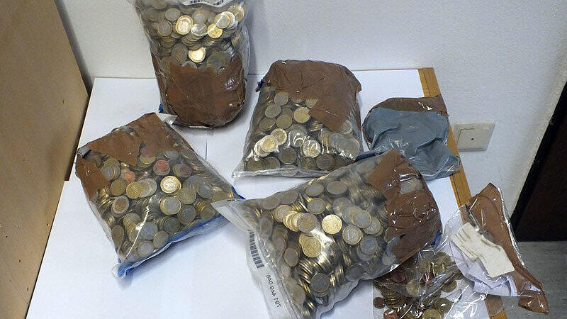 Kiloweise Geld zogen die Polizisten aus dem Spind des Mannes.