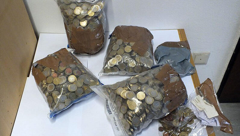 Kiloweise Geld zogen die Polizisten aus dem Spind des Mannes. Kiloweise Geld zogen die Polizisten aus dem Spind des Mannes.