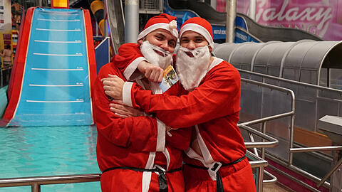 Wer am 06. Dezember vergeblich nach einem Nikolaus für die Kinder sucht, der wird in der Therme Erding fündig. Das Galaxy Erding wagt sich auch 2019 wieder an den Rekordversuch im Nikolausrutschen.
