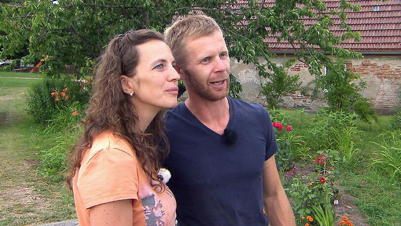 Brian (35), der bodenständige Kuhbauer, nimmt die gelernte Landwirtin Sylvia (35) zu sich auf den Hof.