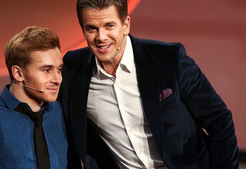 Markus Lanz (r.) begrüßt den früheren Wettkandidaten Samuel Koch.