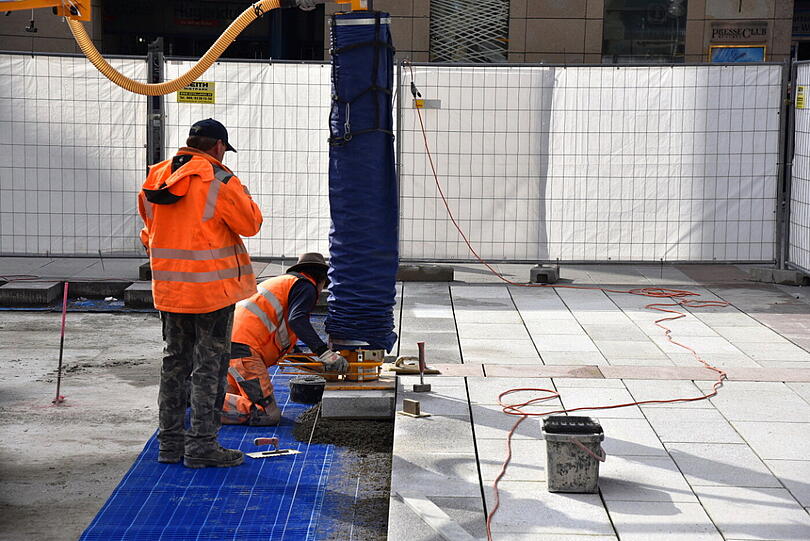 Königsblaue Unterlage für die Bodenplatten am Marienplatz - die Bilder von AZ-Leserreporter Djordje Matkovic