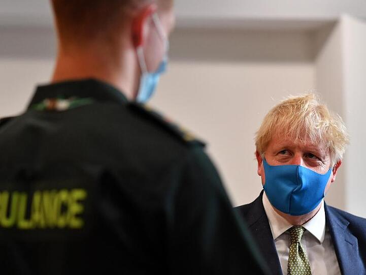 Premier Boris Johnson spricht während eines Besuchs im Hauptquartier des London Ambulance Service NHS Trust mit einem Sanitäter.