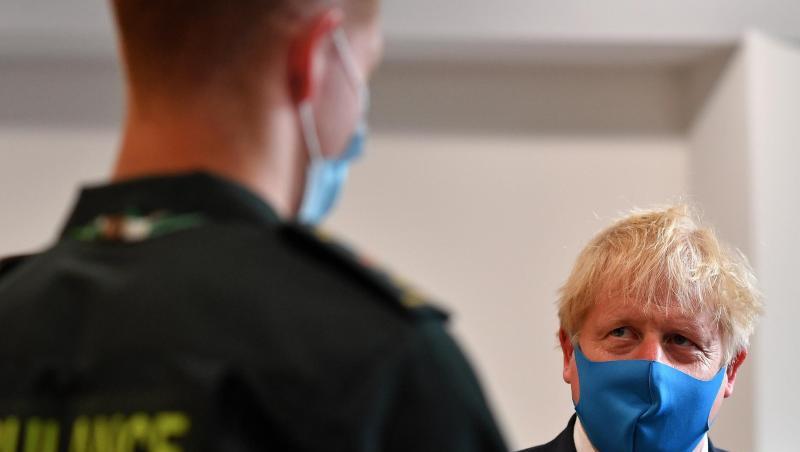Premier Boris Johnson spricht während eines Besuchs im Hauptquartier des London Ambulance Service NHS Trust mit einem Sanitäter. Premier Boris Johnson spricht während eines Besuchs im Hauptquartier des London Ambulance Service NHS Trust mit einem Sanitäter.