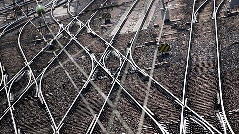 Die Deutsche Bahn überwacht nun 28.000 Weichen digital.