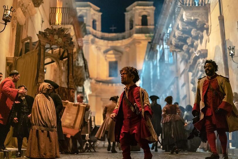 Peter Dinklage verkörpert in Joe Wrights Film-Musical den höchst poetischen Cyrano de Bergerac.