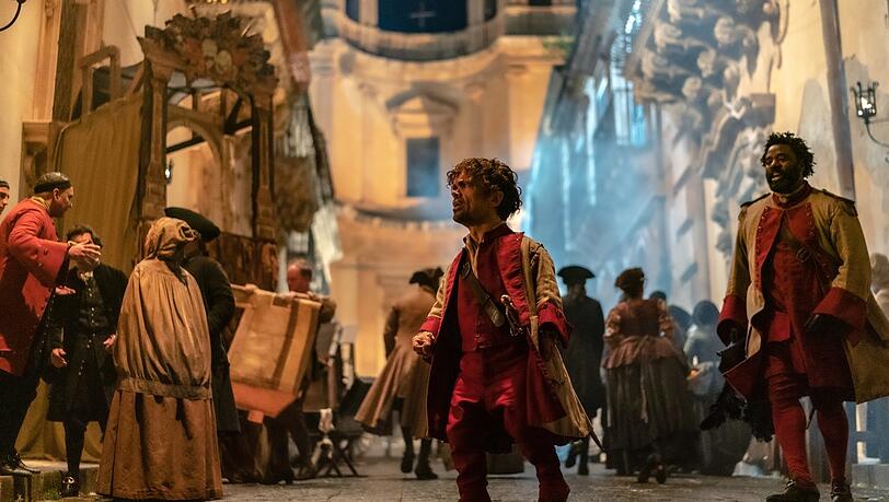 Peter Dinklage verkörpert in Joe Wrights Film-Musical den höchst poetischen Cyrano de Bergerac. Peter Dinklage verkörpert in Joe Wrights Film-Musical den höchst poetischen Cyrano de Bergerac.