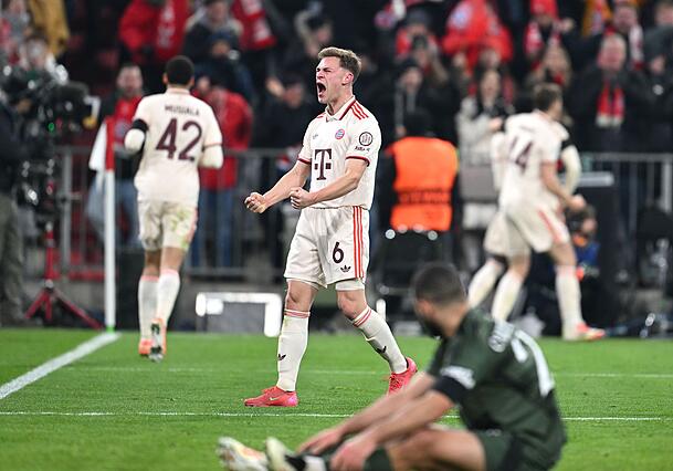 Der Moment der Befreiung und Erlösung: Joshua Kimmich (M) beim Jubel nach dem ganz späten Ausgleichstor des FC Bayern. Der Moment der Befreiung und Erlösung: Joshua Kimmich (M) beim Jubel nach dem ganz späten Ausgleichstor des FC Bayern.