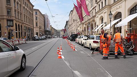 Mitarbeiter des Baureferats beginnen mit der Markierung des Radwegs auf der Maximilianstraße.