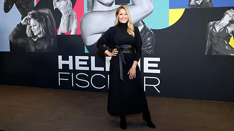 Ganz in Schwarz und bestens gelaunt: Helene Fischer hat ihre Babypause für eine wichtige Pressekonferenz unterbrochen.