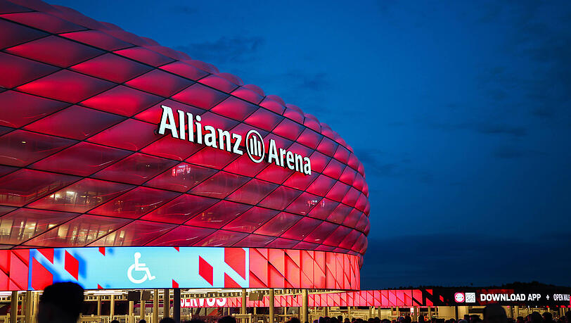 Normalerweise leuchtet die Allianz Arena rot, doch am Freitagabend strahlte sie in bunten Farben. Normalerweise leuchtet die Allianz Arena rot, doch am Freitagabend strahlte sie in bunten Farben.